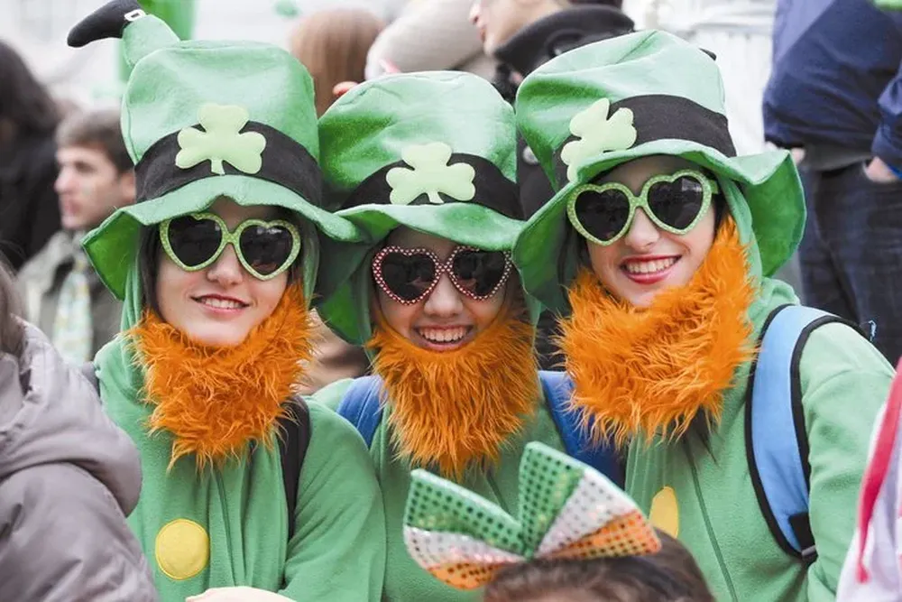 Dublín: tres dublinesas barbadas, al estilo de los duendes locales