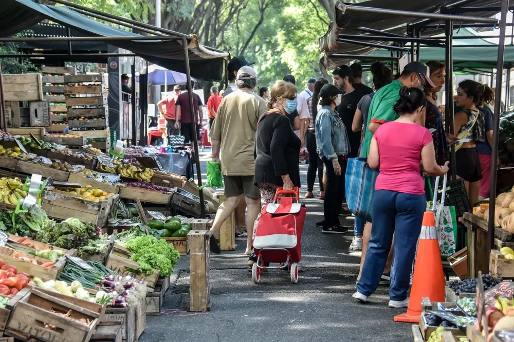 Puestos de frutas y verduras en ferias.
