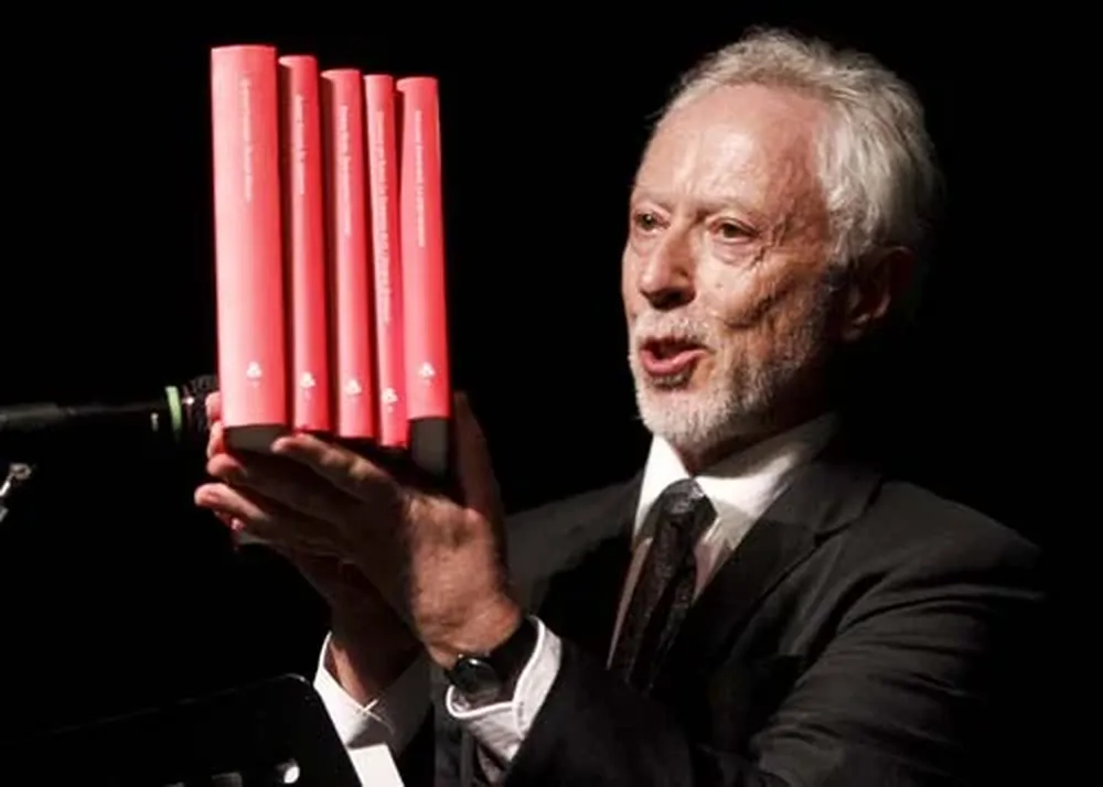 Coetzee muestra los libros elegidos por él y editados por El Hilo de Ariadna