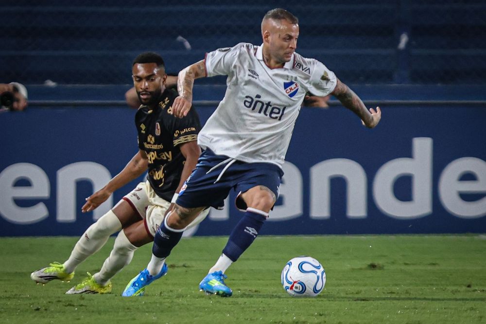 Nicolás López en pleno ataque