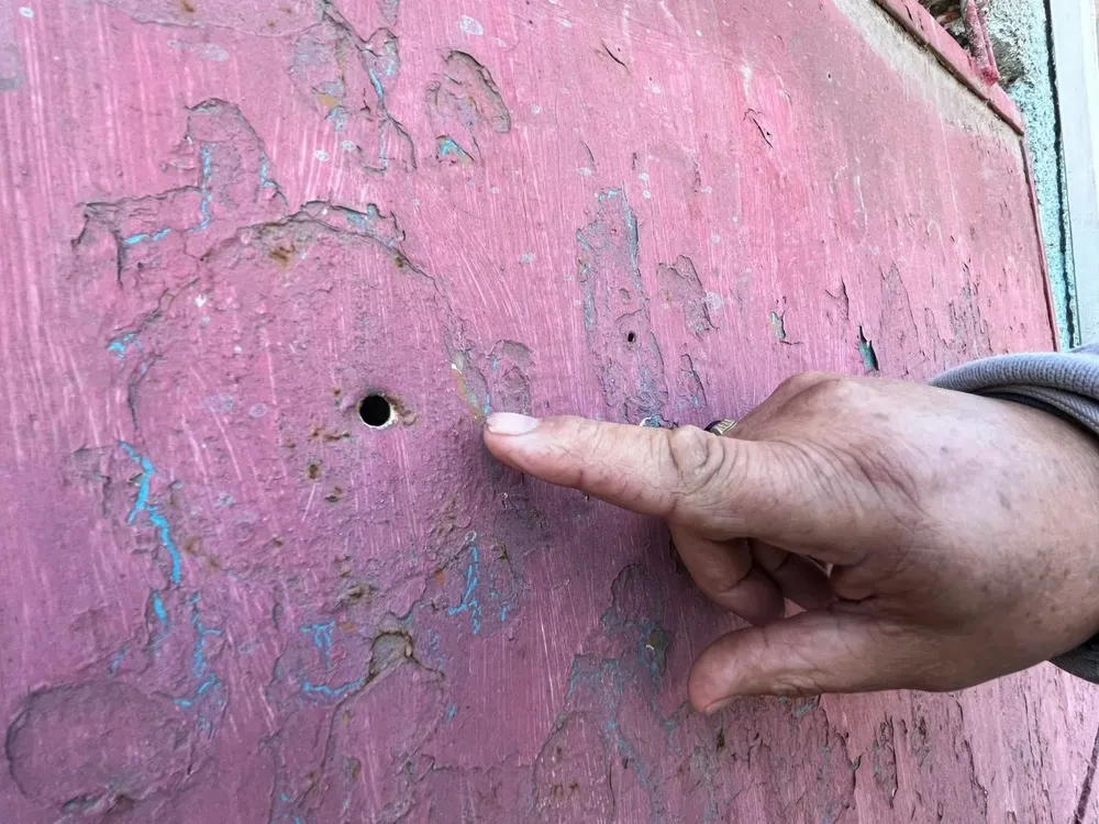 El impacto de una bala en un comercio de Marconi