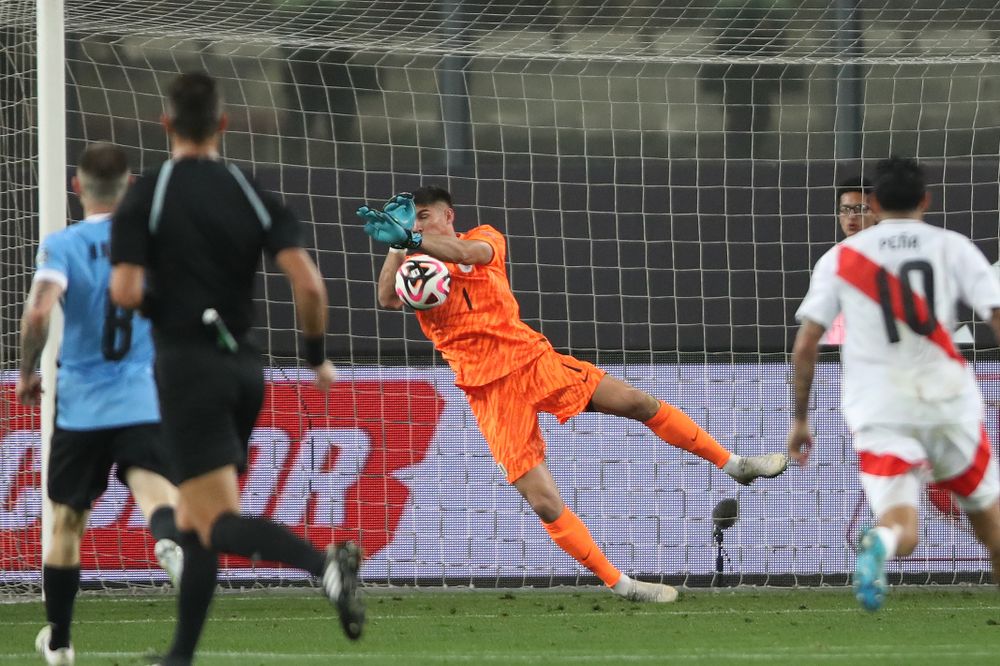 Sergio Rochet salvó su arco para Uruguay al final del primer tiempo ante Perú