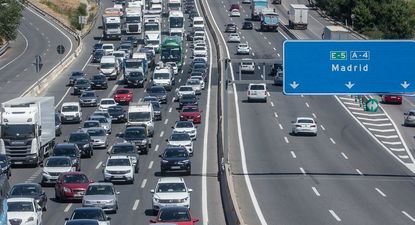 Operación salida de Navidad en una carretera de Madrid