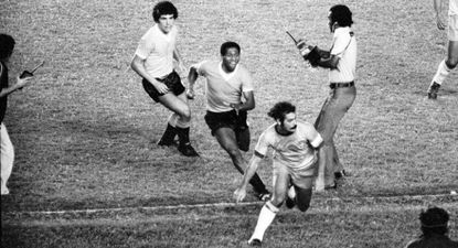 Sergio Colacho Ramírez de la selección uruguaya, corrió a Rivellino de Brasil hasta el túnel