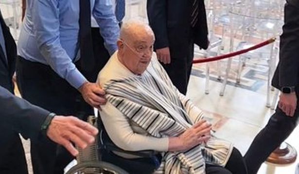 El papa Francisco en silla de ruedas vestido con camiseta y poncho