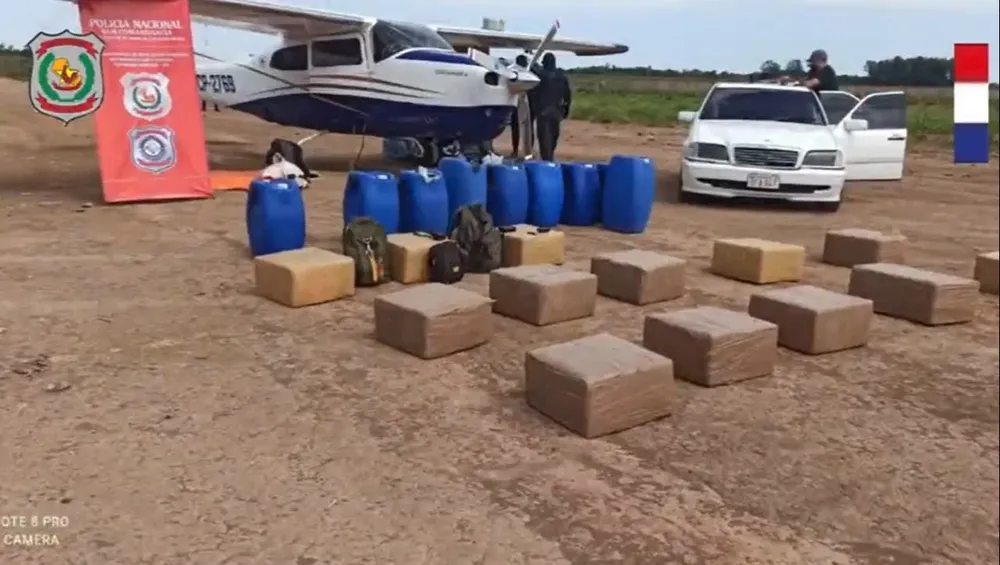 La avioneta junto al vehículo y la droga incautada