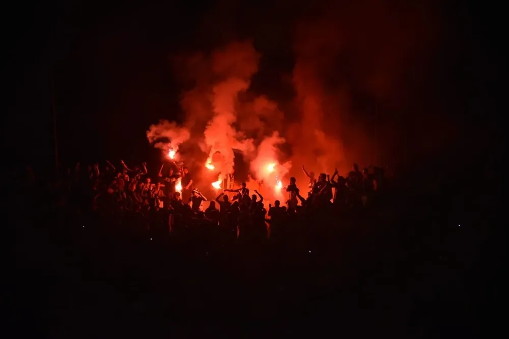 Bengalas en la hinchada de Peñarol