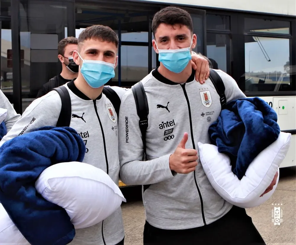 Gio y Piquerez con las almohadas y las mantas