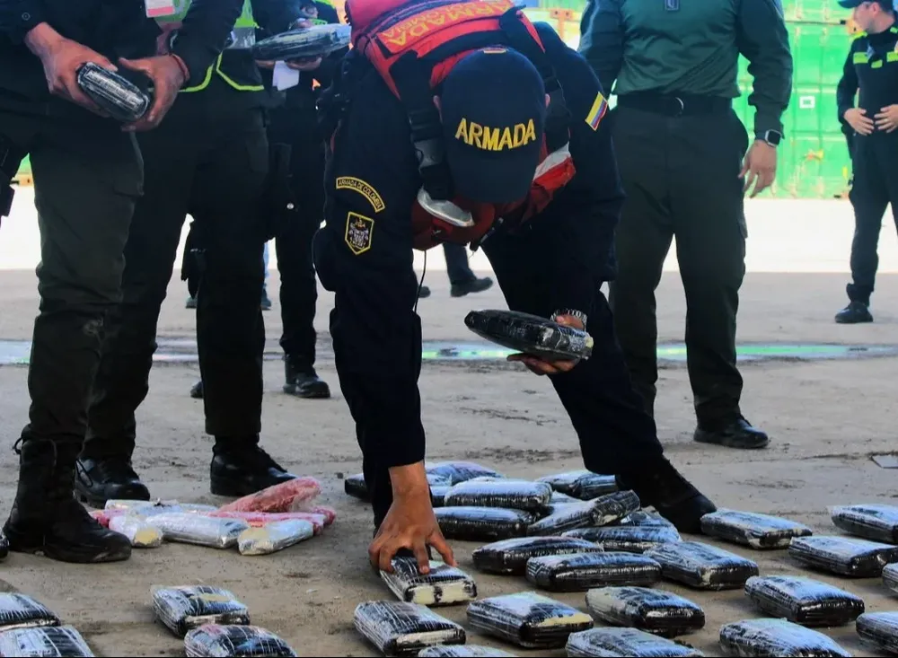 Miembros de la Armada colombiana examinan paquetes de cocaína secuestrados en los operativos de la campaña naval Orión.