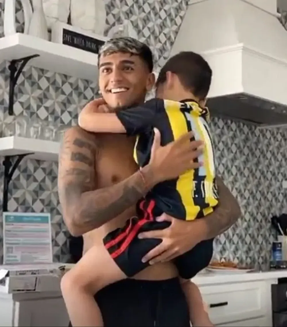 Facundo Torres le puso al hijo de Mauricio Pereya, ex Nacional, la camiseta de Peñarol