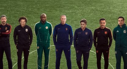 Diego Forlán en el afiche de la FIFA con las leyendas que comenzaron a dirigir selecciones