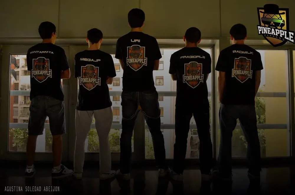 Los miembros del equipo con sede en Uruguay tienen camisetas que los identifican con sus nombres y el logo de Pineapple Express