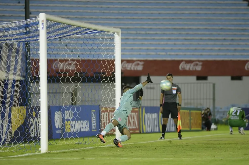 Penal atajado a Agustín Ocampo.