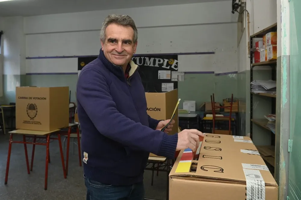 Agustín Rossi, jefe de Gabinete y compañero de fórmula de Sergio Massa, votó en Rosario.