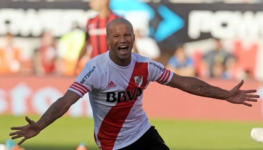 Carlos Sánchez festeja un nuevo gol ante San Lorenzo