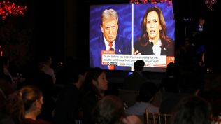 Espectadores miran el debate por TV en Nueva York