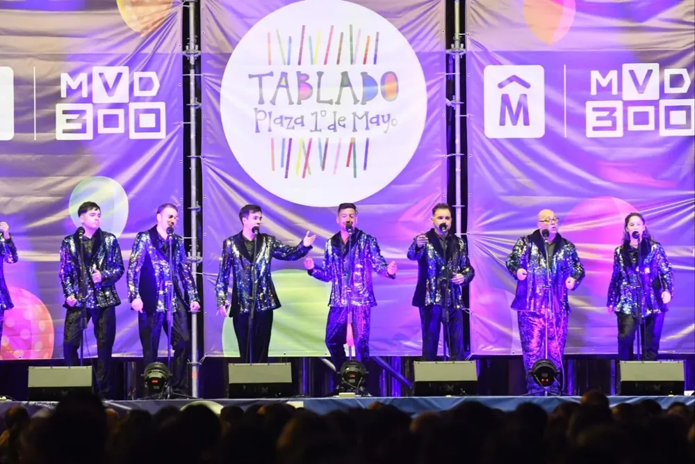 Tablado en la Plaza 1º de Mayo.