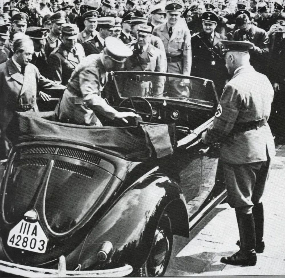 Hitler con Ferdinand Porsche a sus espaldas examinan en 1938 uno de los primeros prototipos de Volkswagen. Entonces los totalitarismos parecían la fuerza del futuro