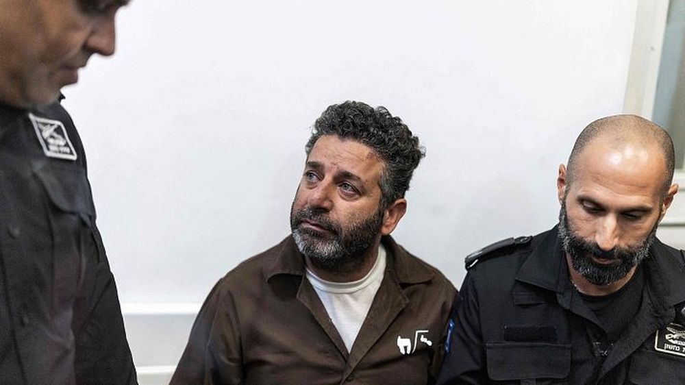 El activista Saif Abukeshek, durante su detención en una cárcel de Israel.