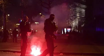 Policias franceses en los festejos tras el triunfo ante Marruecos
