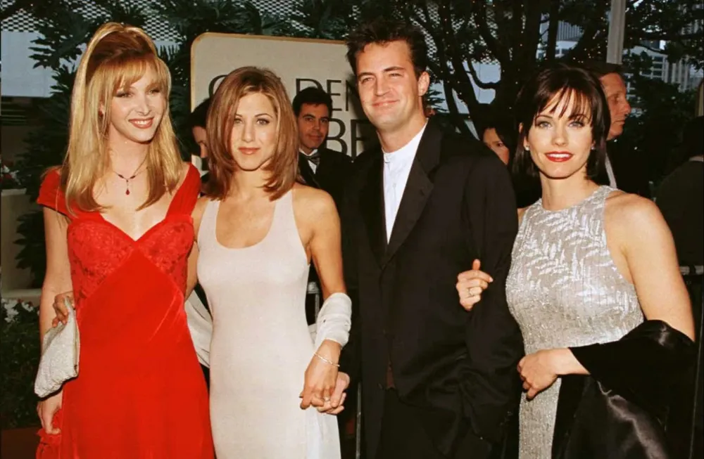 Lisa Kudrow, Jenifer Aniston, Matthew Perry y Courtney Cox en una entrega de premios de 1996