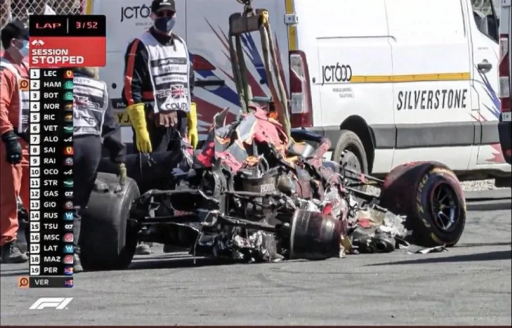 Así quedó el auto de Max Verstappen tras el choque en la salida de Lewis Hamilton