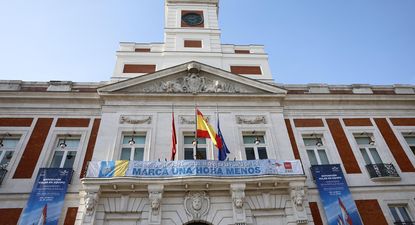 En modo canario, el emblemático reloj de la Puerta del Sol retrasa una hora para celebrar el Día de Canarias