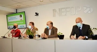 El ministro de Trabajo, Pablo Mieres, junto a autoridades de Inefop.