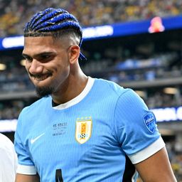 el impresionante look de ronald araujo en su vuelta a la seleccion uruguaya de marcelo bielsa con homenaje a una leyenda del deporte; mira las fotos