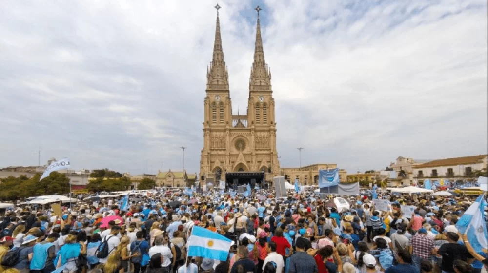Cientos de miles de fieles participan en la 50° Peregrinación a Luján