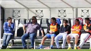 Juan Ramón Carrasco habla con los suplentes.