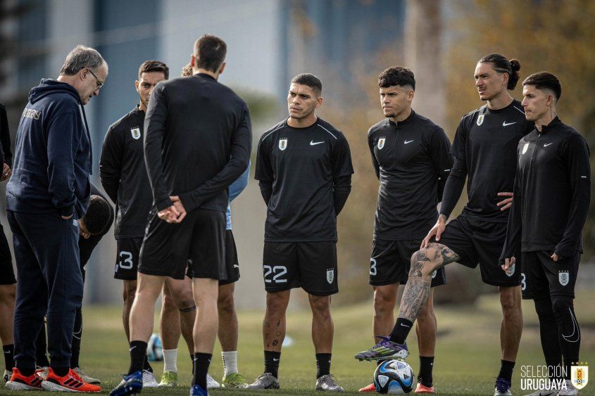 Marcelo Bielsa en la práctica de la selección de Uruguay, en la preparación para la Copa América 2024