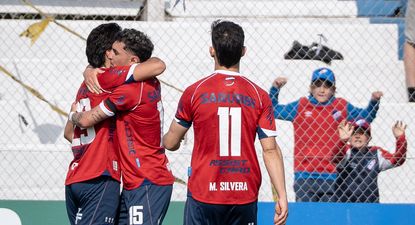 Tiziano Correa recibe el saludo de Martirena y se acerca Maximiliano Silvera tras convertir el 1-0 de Nacional ante Cerro Largo
