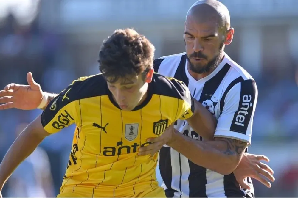 Damián Macaluso, hizo el gol en contra, en favor de Peñarol