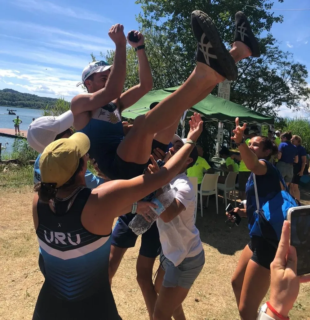 Felipe Klüver celebra el título mundial en Italia junto a la representación uruguaya