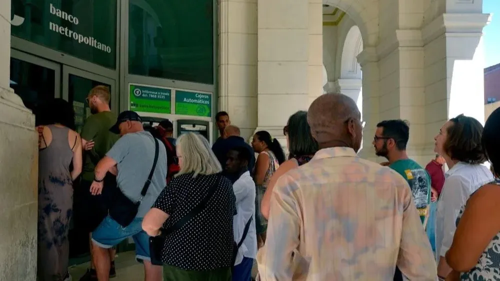 Turistas extranjeros no podrán usar dólares en los bancos de Cuba para obtener moneda local