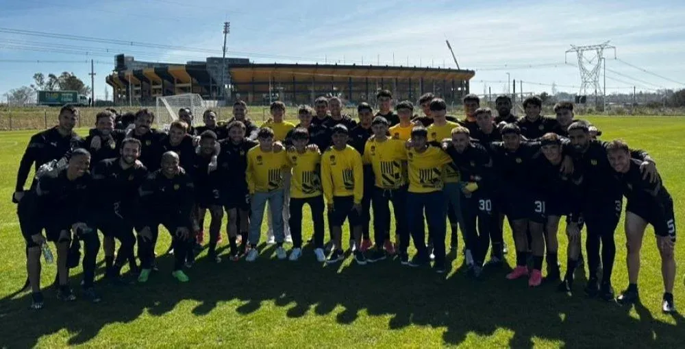 Los juveniles de Peñarol se fotografiaron con los jugadores de Primera división luego de la práctica en la Ciudad Deportiva y con el Estadio Campeón del Siglo de fondo