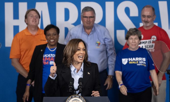 Kamala Harris junto a líderes sindicales en Detroit, Michigan
