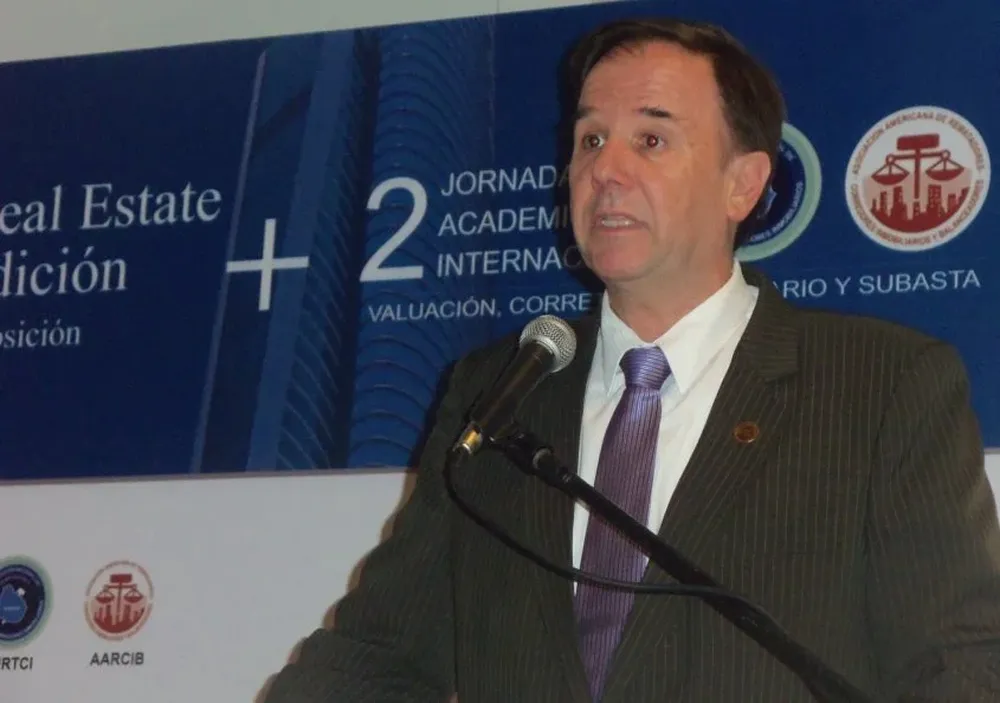 El rematador y tasador Mario Stefanoli durante una disertación