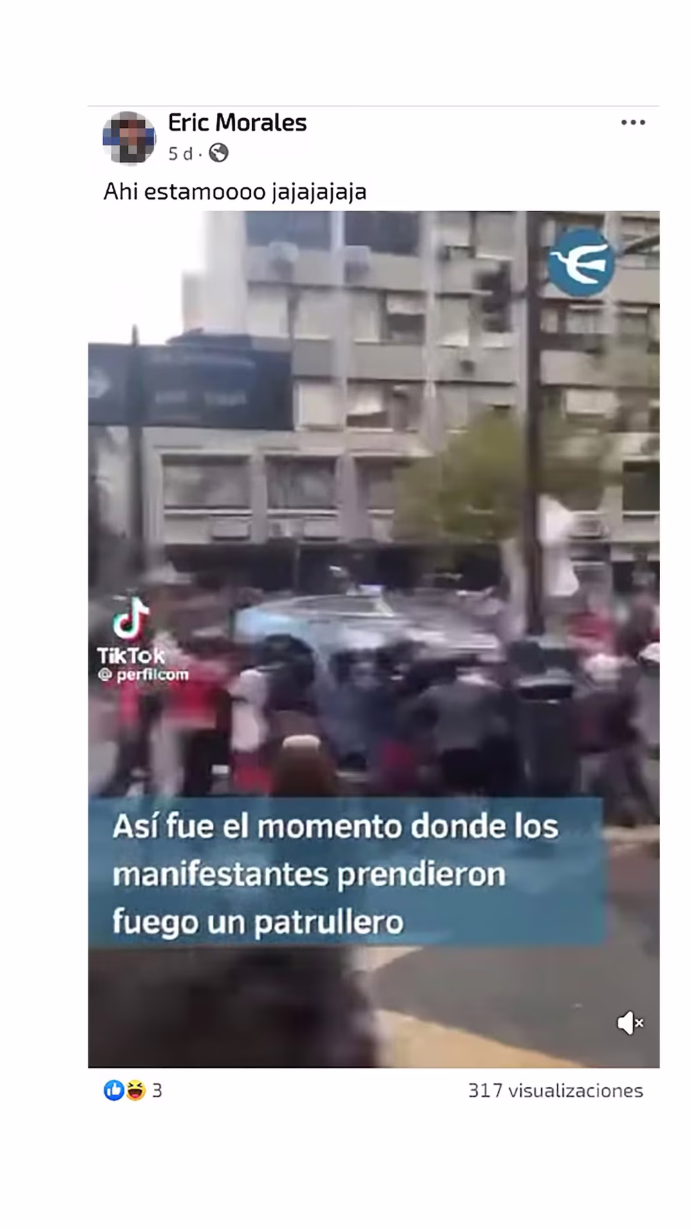 El momento en que incendiaron el patrullero