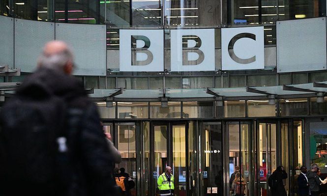 Dos de los máximos responsables de la BBC renunciaron tras detctar un "error" en un documental sobre Trump.
