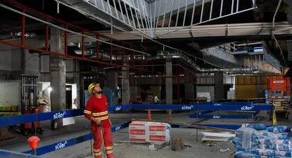 Trabajador en el interior de Punta Shopping.