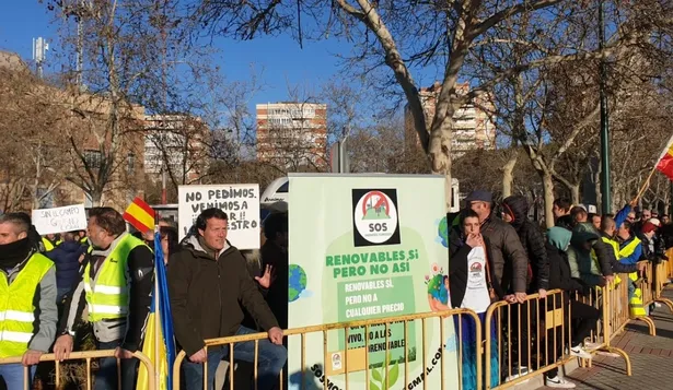 Protesta de agricultores frente a la Feria de Valladolid, donde se celebran los Goya.
