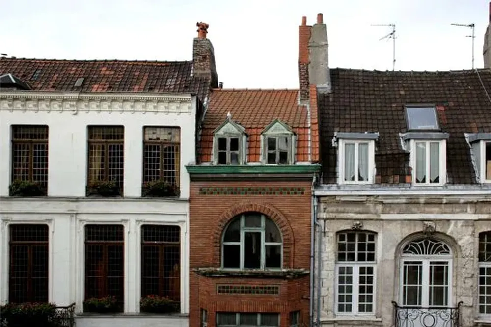 En el centro, la casa del pintor Alberto Rodríguez