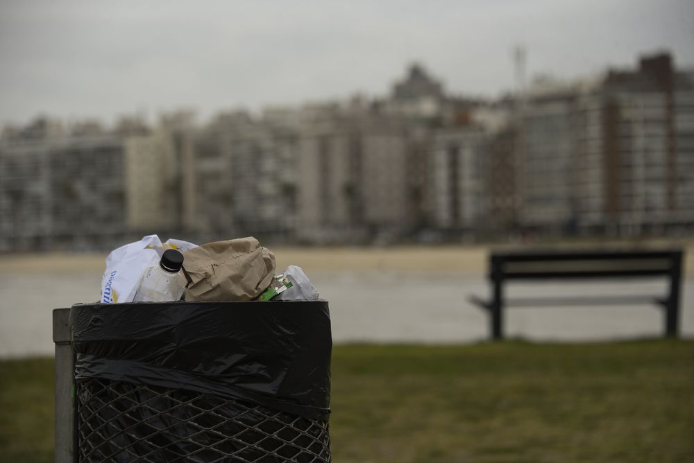 202401014 Papelera de basura en la rambla.