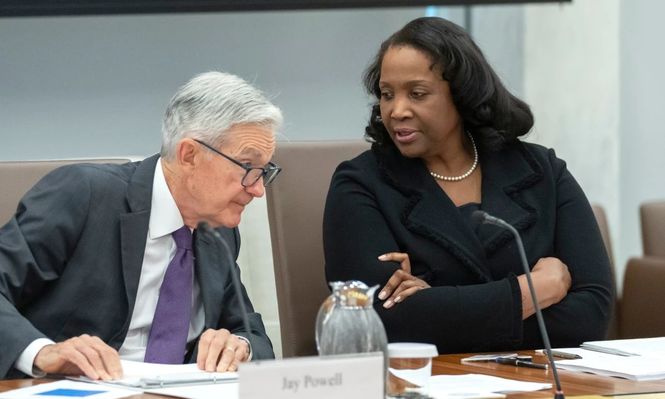 Lisa Cook junto a Jerome Powell, presidente de la Fed