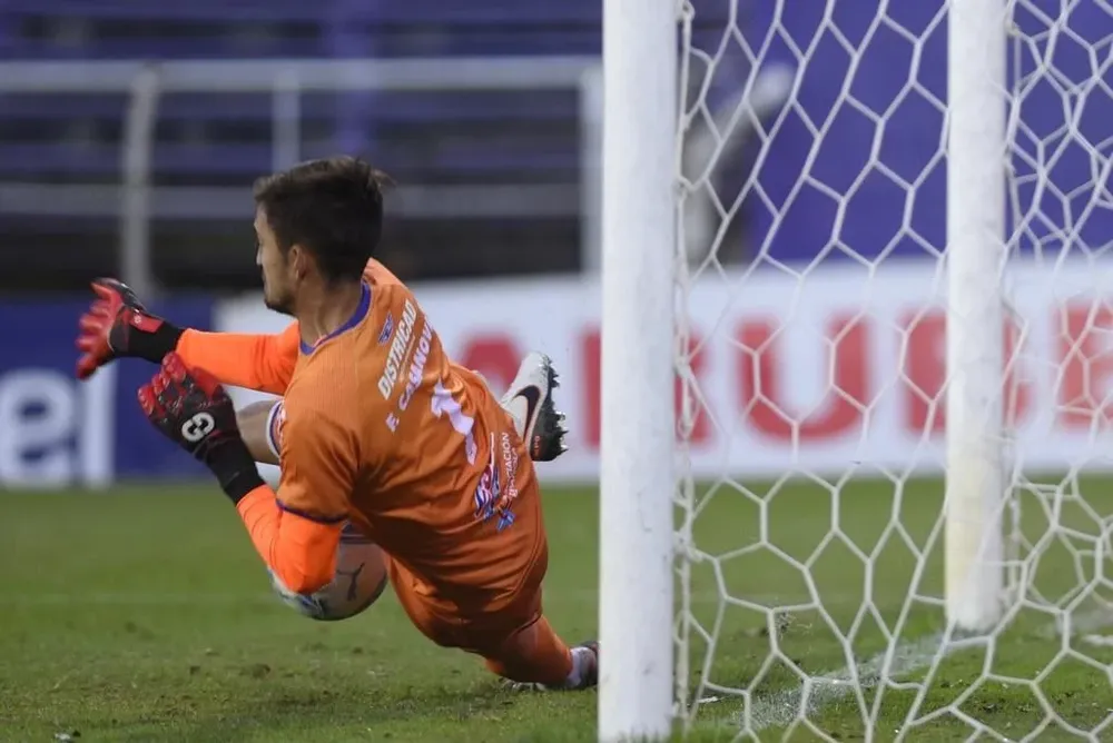 Casanova le atajó el penal a Del Prete