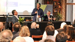 Lacalle Pou durante su exposición, en la bodega de Establecimiento Juanicó.