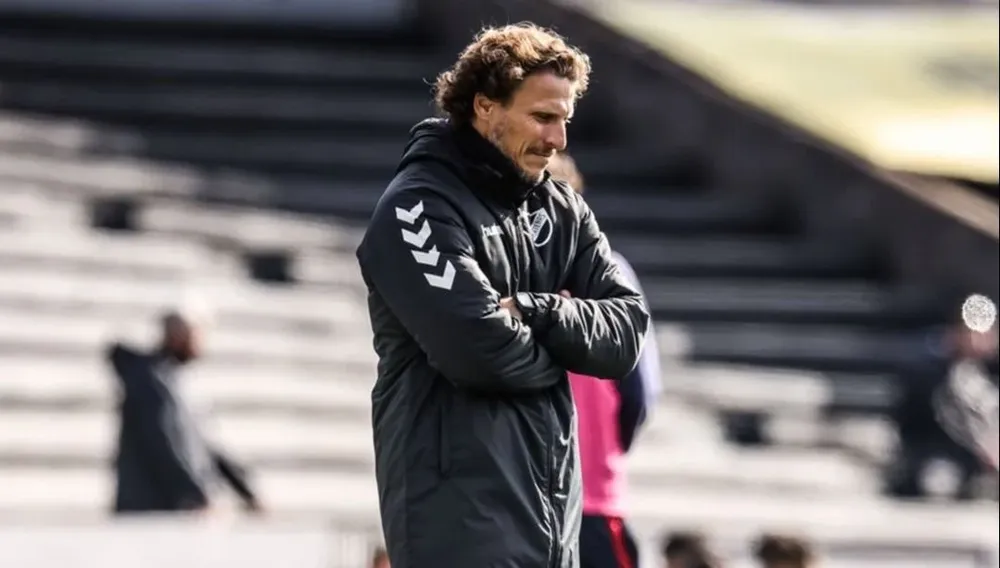 Diego Forlán cesado