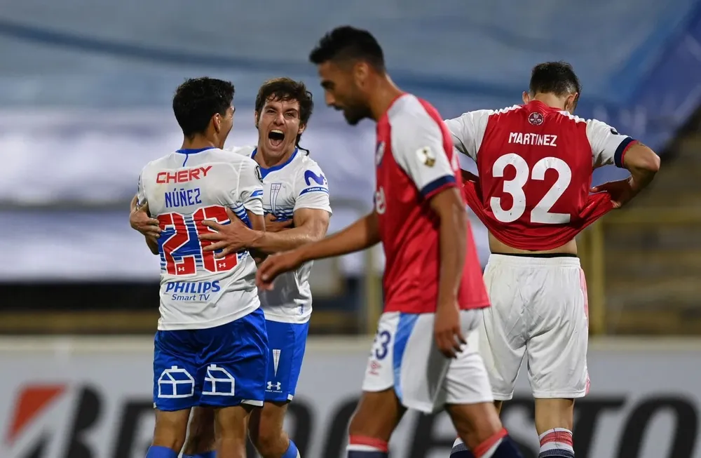 Católica festeja ante la desazón tricolor